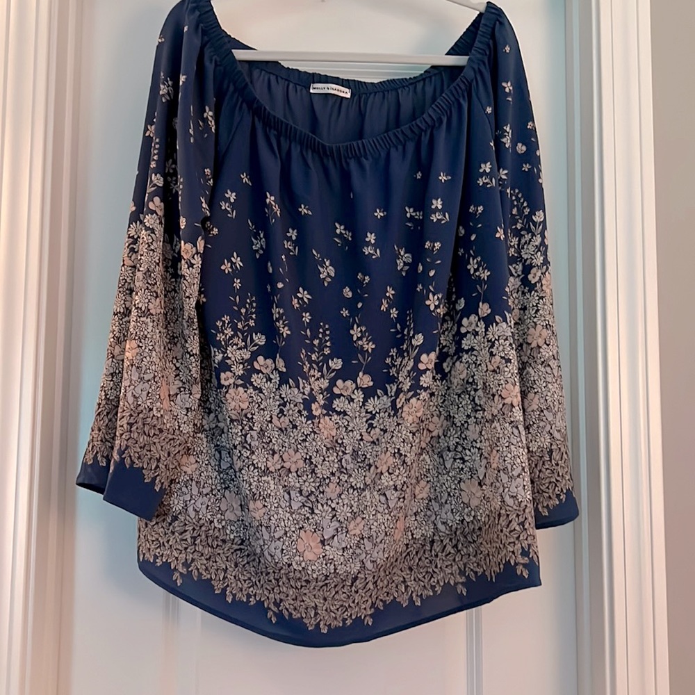 Stunning off the shoulder blouse! Excellent condition. 2x
